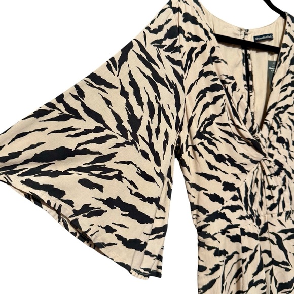 ABERCROMBIE & FITCH Animal Print Knot Front V-Neck Short Flare Sleeve Romper - Picture 2 of 10